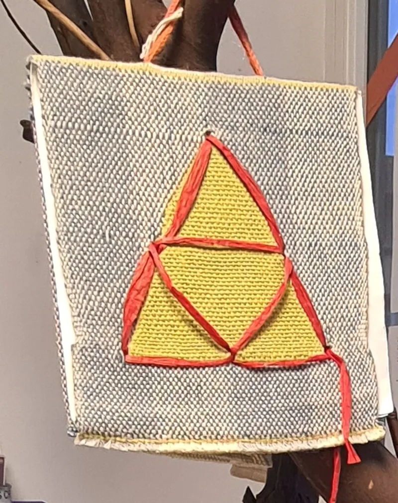 Étagère remplie de pelottes de laines de différentes couleurs