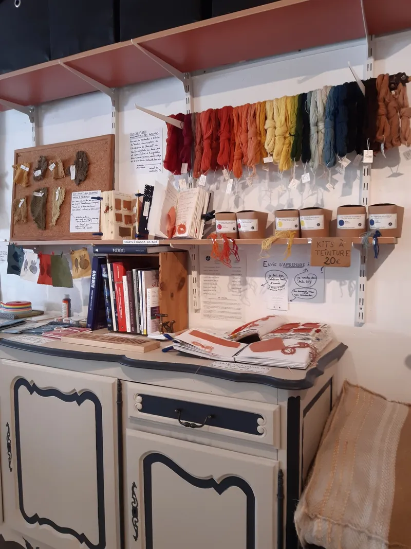 Étagère remplie de pelottes de laines de différentes couleurs