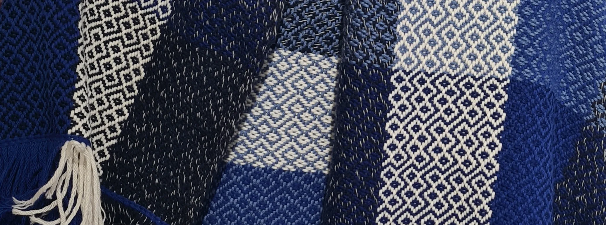 Gros plan sur un tissage bleu et blanc