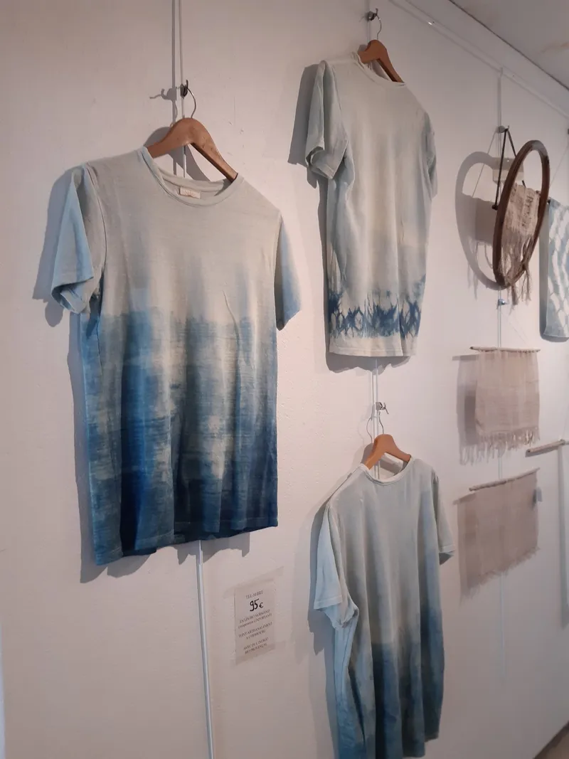 Étagère remplie de pelottes de laines de différentes couleurs