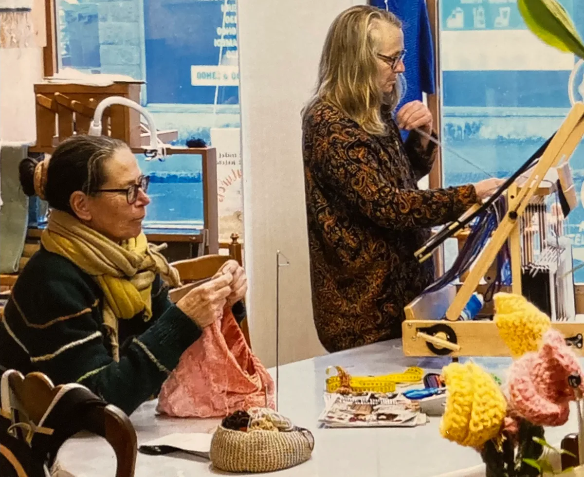 Karin et Éliane en train de tricoter et de tisser