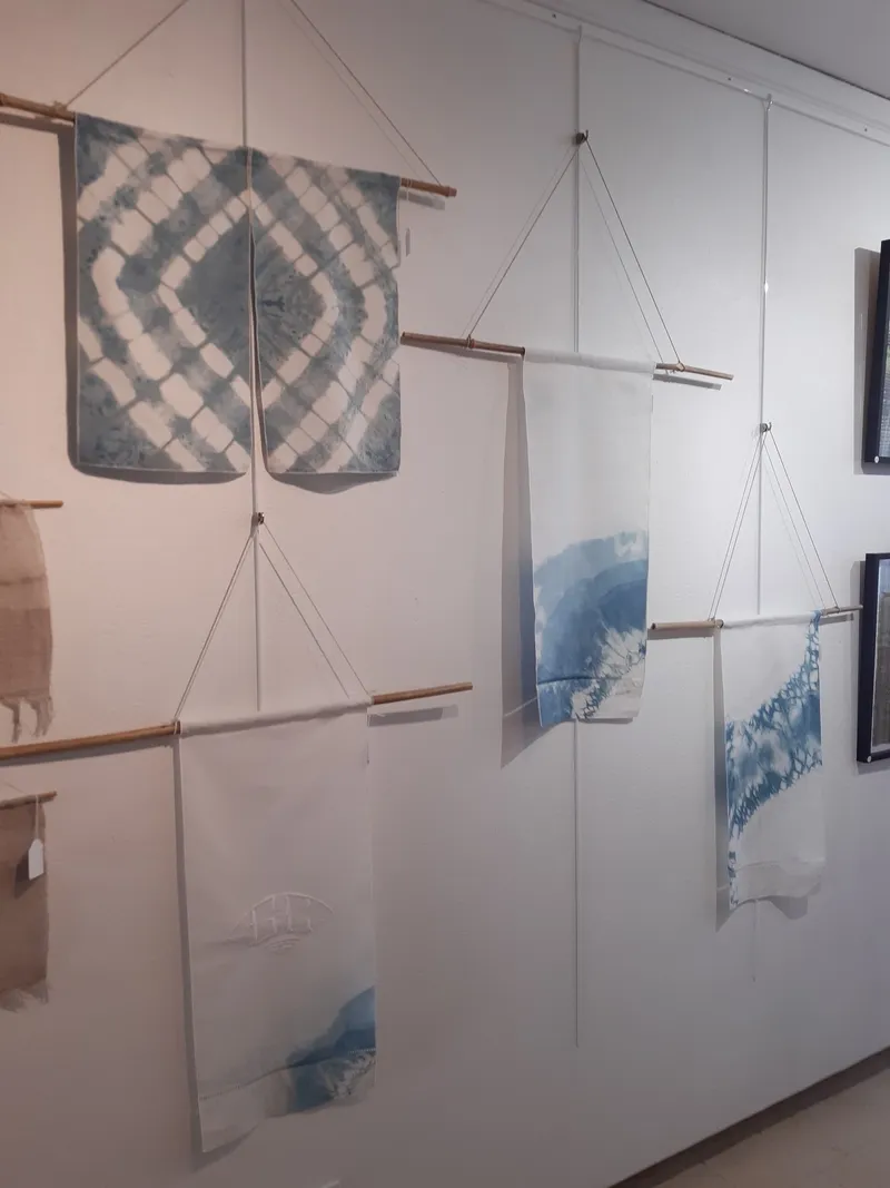 Étagère remplie de pelottes de laines de différentes couleurs